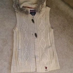 Cream vest with fur